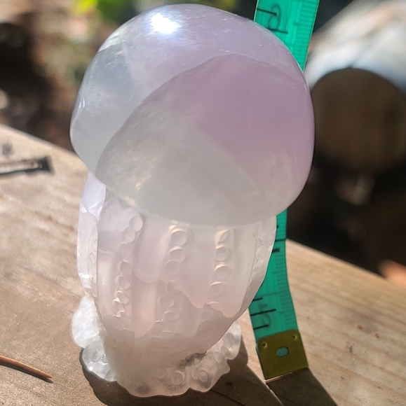 Rare light colored Fluorite jelly fish statue 2.5" - Picture 4 of 7
